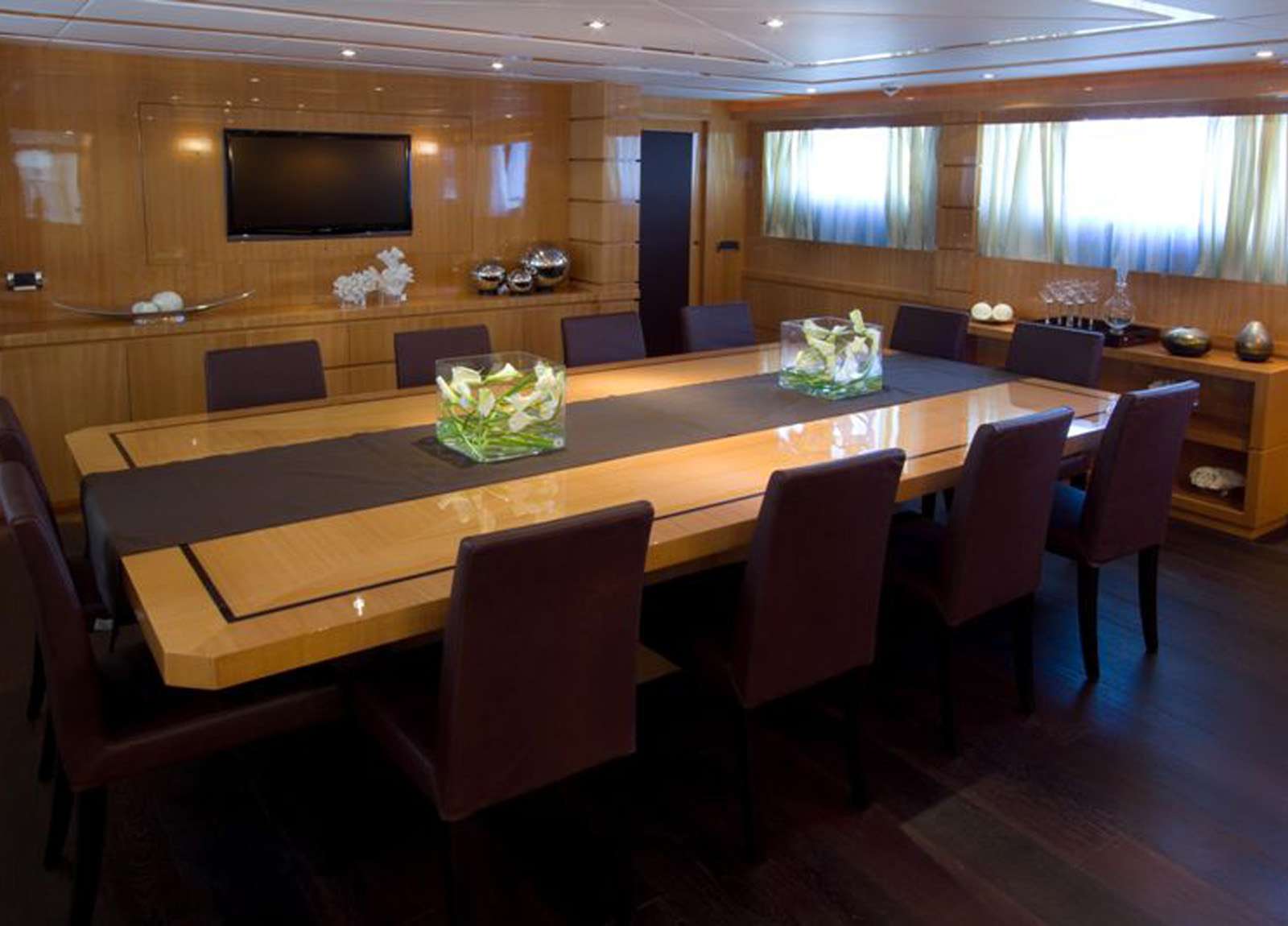 dining-table-luxury-yacht-villa-sul-mare-44m-western-mediterranean